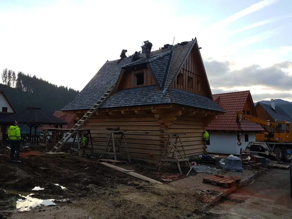 Dokončovanie drevenice SO53 s tmavou strechou
