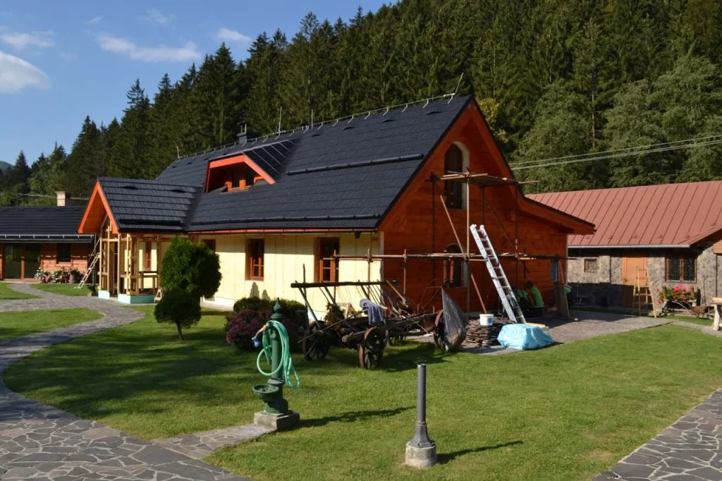 Strecha a fasáda v Čičmanoch – foto 8