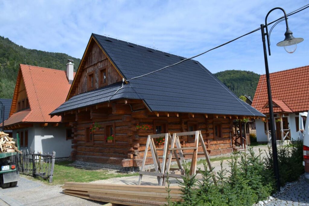 Zrubová drevenica na Liptove s novou tmavou strechou