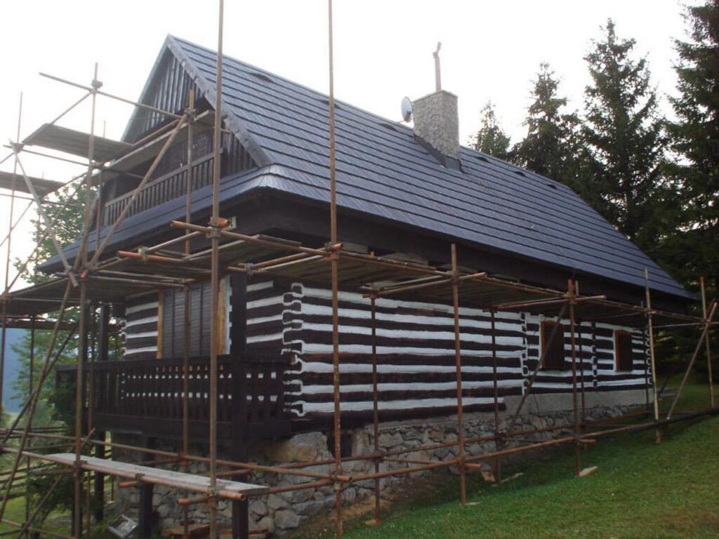 Drevenica v Liptovskej Lúžnej s novou tmavou strechou