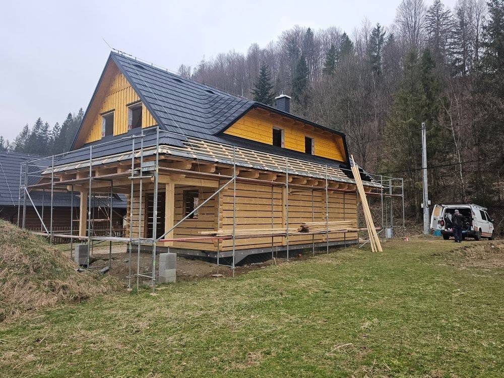 Plastový šindeľ na zrube v Terchovej – foto 14