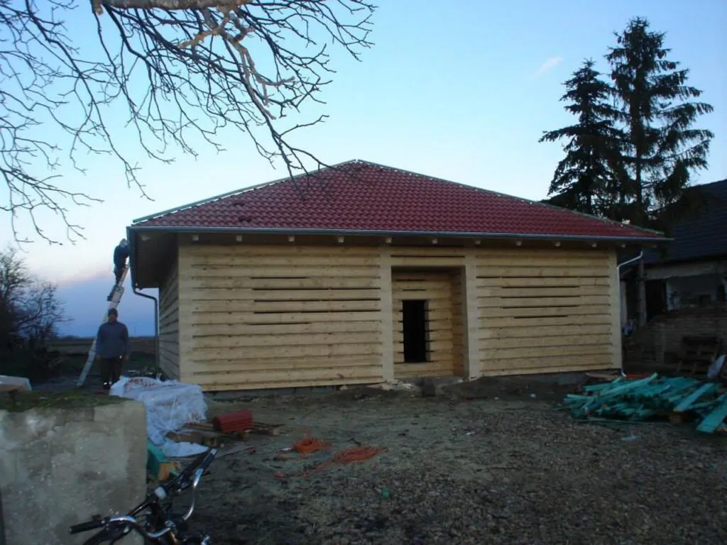 Dokončený zrubový bungalov v Tešedíkove s červenou strechou
