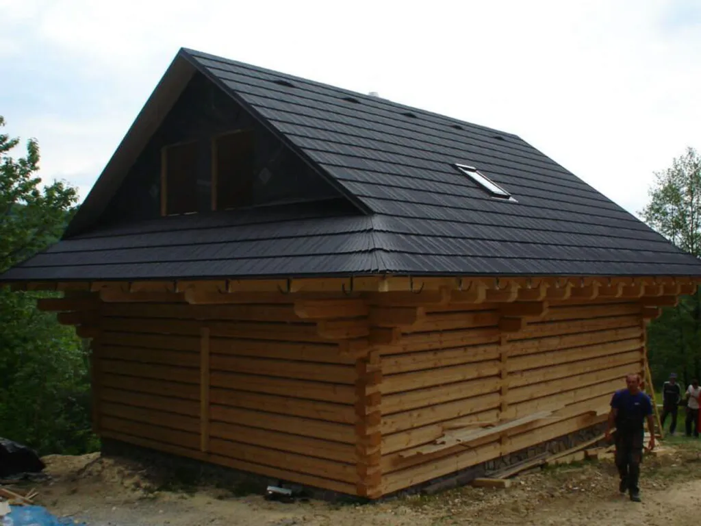 Zrubový dom v Zemplínskych Hámroch s tmavou strechou